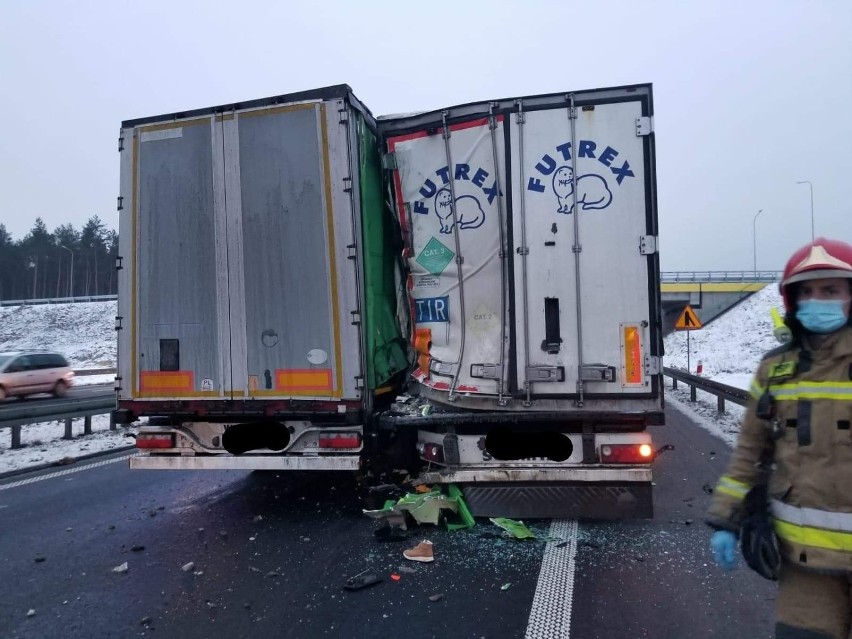 Zderzenie dwóch ciężarówek pod Kliniskami. Zgnieciona kabina