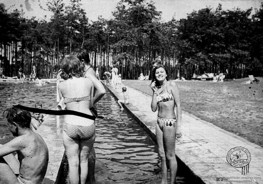 Zdjęcie z lat 50-60. wykonane na odkrytym basenie w Gubinie.