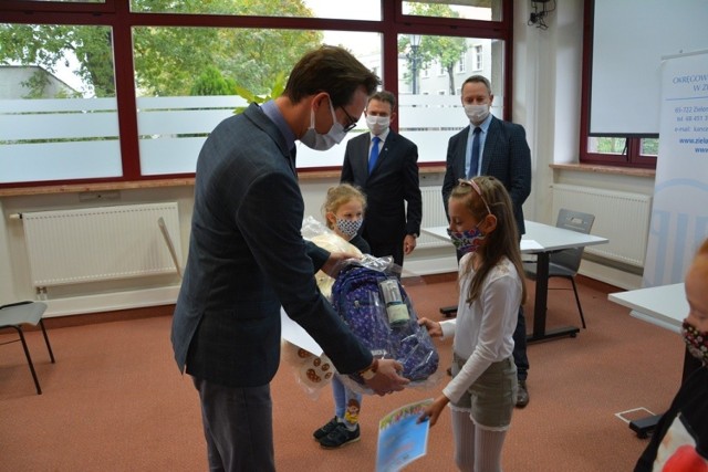 Wręczenie nagród w konkursie plastycznych "BHP w szkole i w porcie" w bibliotece w Sulechowie