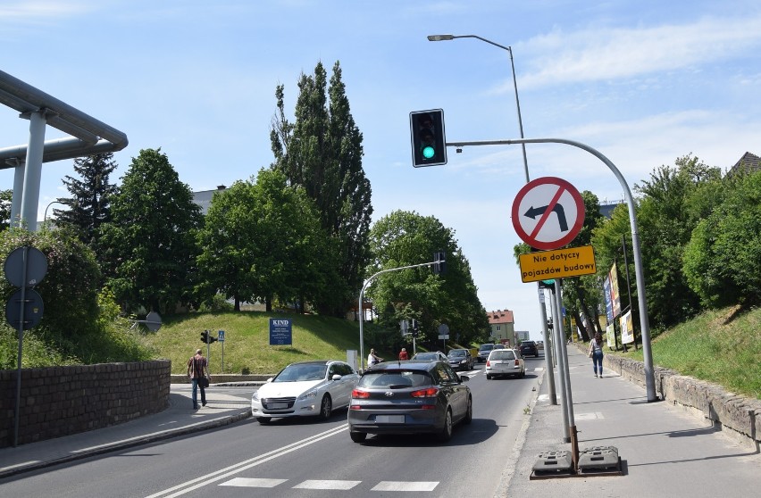 Sygnalizatory są na skrzyżowaniu ulic Pierwszej Brygady i...