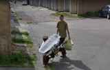 Mieszkańcy Piaskowej Góry w Wałbrzychu na zdjęciach Google Street View. Z psem, taczką, piwem, w trawie i za rogiem... [ZDJĘCIA]
