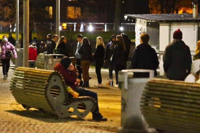 To kolejny z rzędu dzień, w którym w tym miejscu w najbardziej jaskrawy sposób łamane są epidemiczne restrykcje