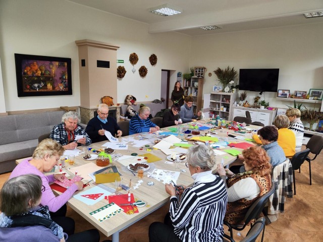 Seniorzy z klubu w Lipach spędzają czas kreatywnie