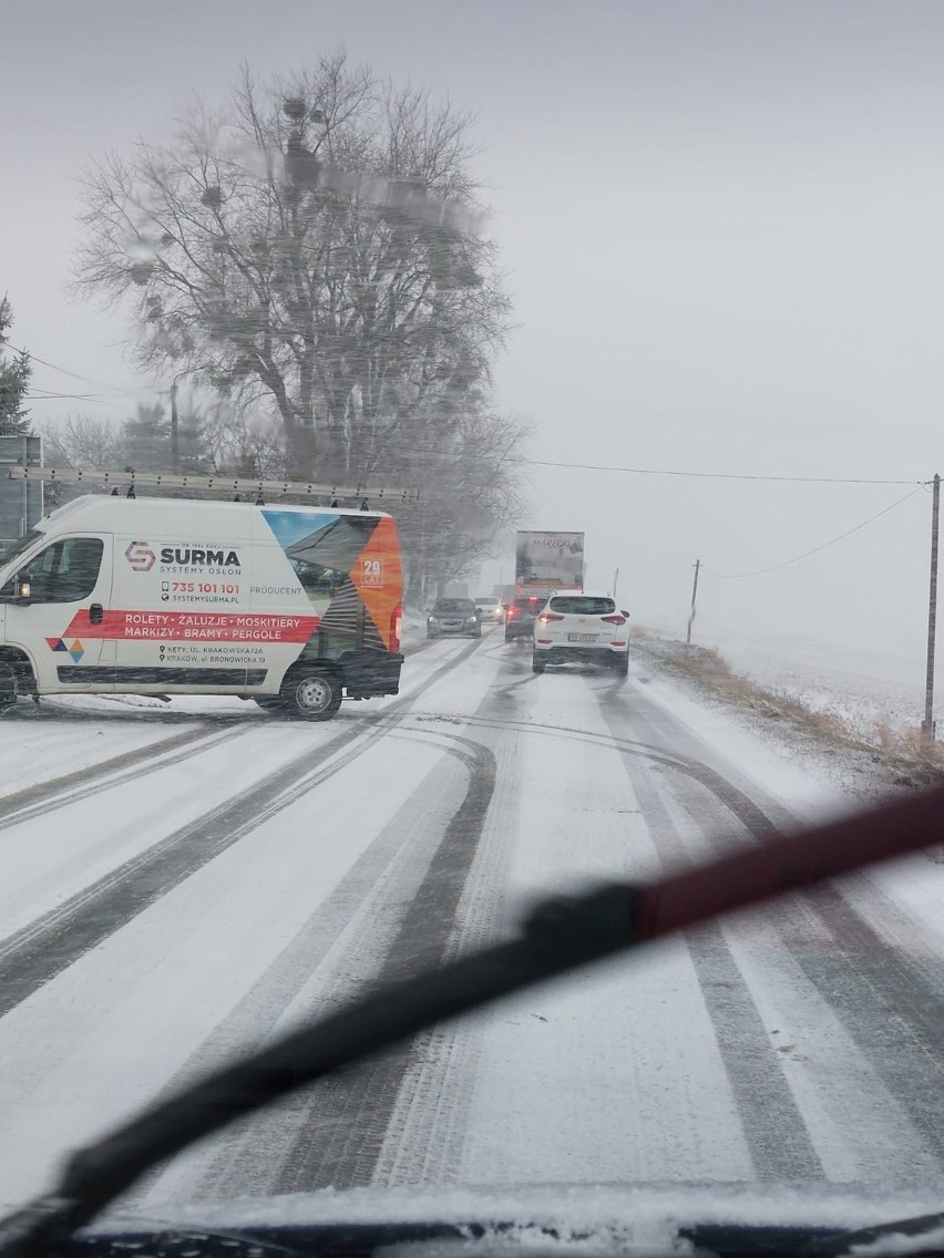 Droga w Witanowicach, pow. wadowicki, bardzo ślisko