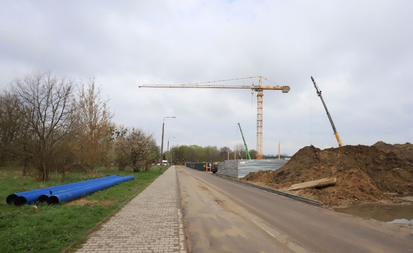 Nowe bloki powstają blisko zalewu na Borkach w Radomiu. Zobacz zdjęcia z placu budowy osiedla