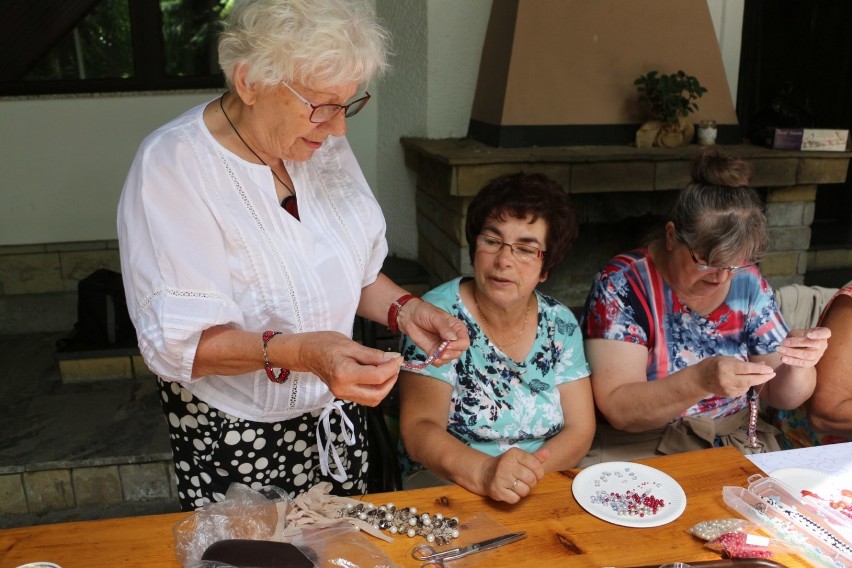 Warsztaty tworzenia biżuterii u złotowskich Amazonek w Wąsoszkach [ZDJĘCIA]