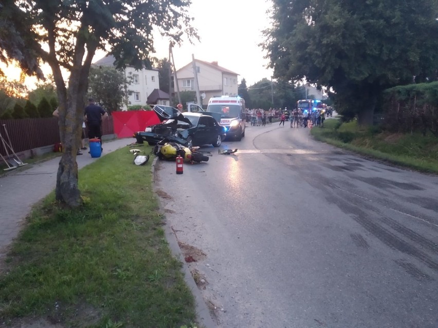 23-letni motocyklista spod Tarnowa walczy o życie po wypadku w Szczucinie. Czołowo zderzył się z mercedesem