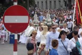 Boże Ciało w Oławie: Tłumy wiernych szło w procesji ulicami miasta