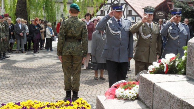 Składanie kwiatów pod pomnikiem Powstańca Śląskiego w Tychach