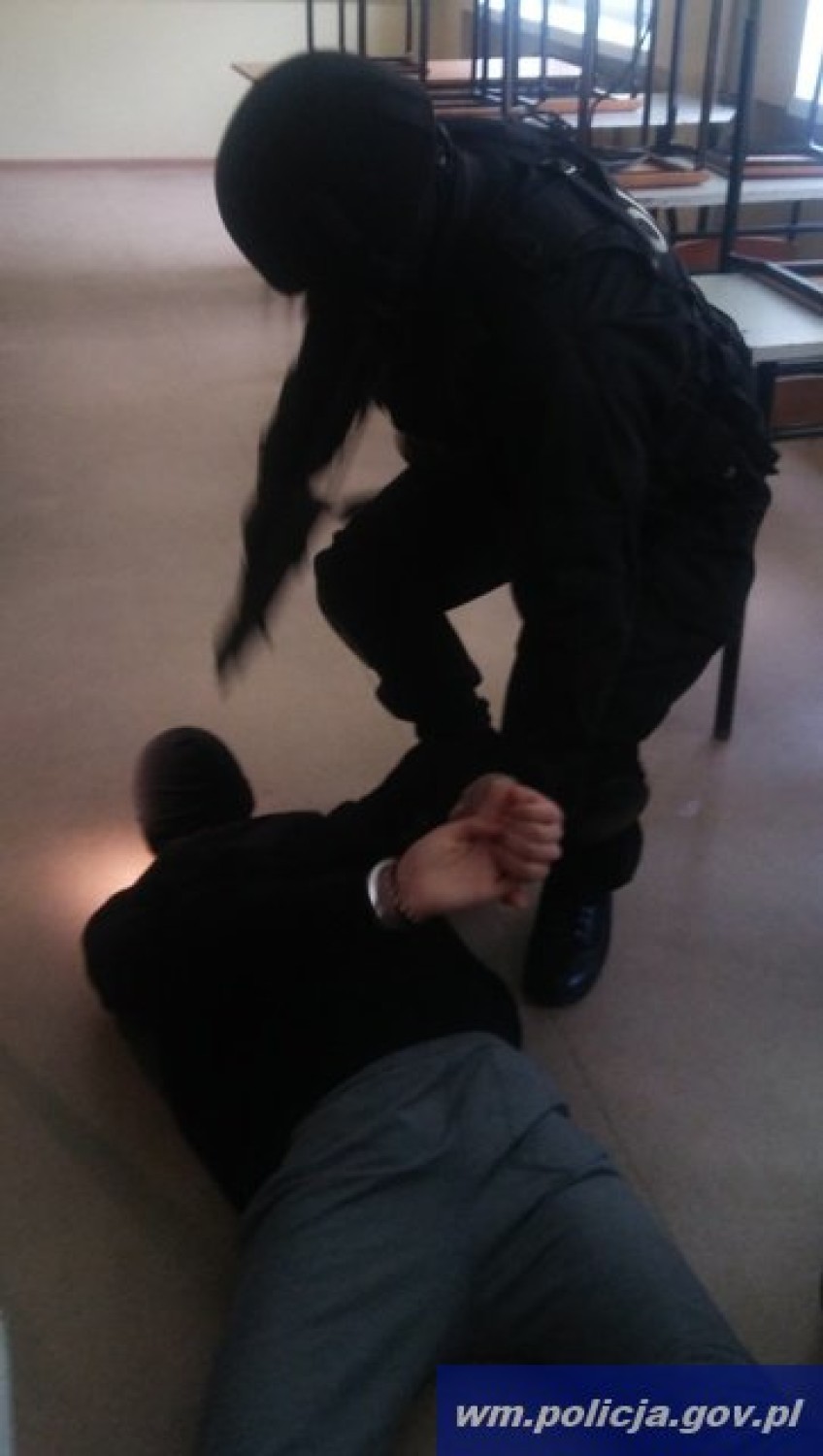 Policjanci odbijali uczniów z rąk porywaczy [ZDJĘCIA]