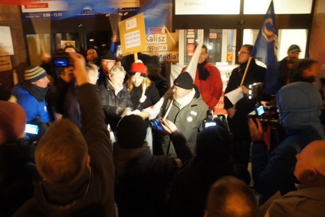 Protest w Kaliszu. Demonstracja przed siedzibą PiS