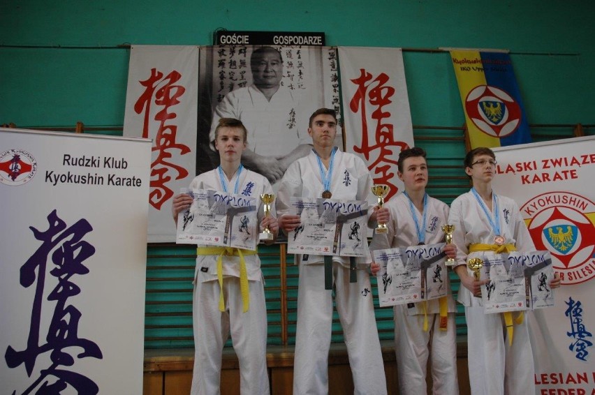 DG: trzy medale dla dąbrowskich karateków FOTO]