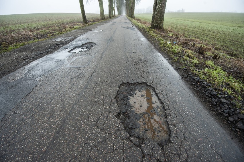 Droga Smardzewo-Karwice do remontu. Kiedy ruszą prace? 