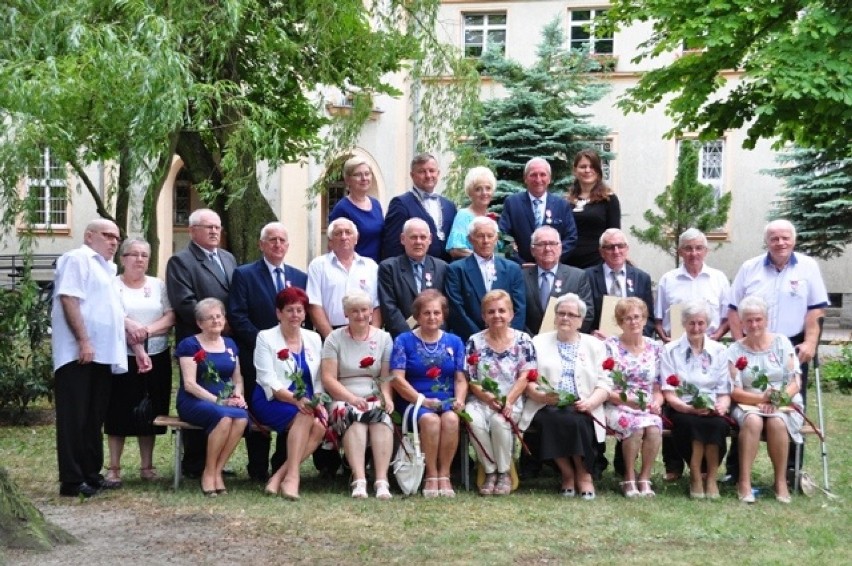 Wyjątkowy jubileusz czternastu par z gminy Zbąszynek. Wręczono medale za długoletnie pożycie małżeńskie [zdjęcia]