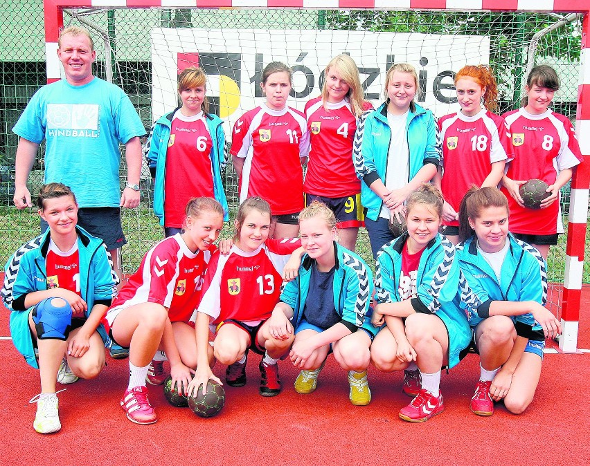 Złote medalistki w kategorii dziewcząt 14-16 lat: Tomaszów -...