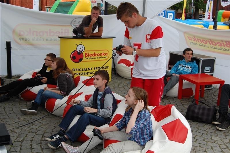 Kartuzy bawią się na meczu Anglia-Ukraina w mobilnej strefie kibica Fan City Tour