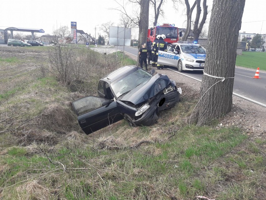 Wypadek w Damasławku. Samochód osobowy uderzył w przydrożne drzewo