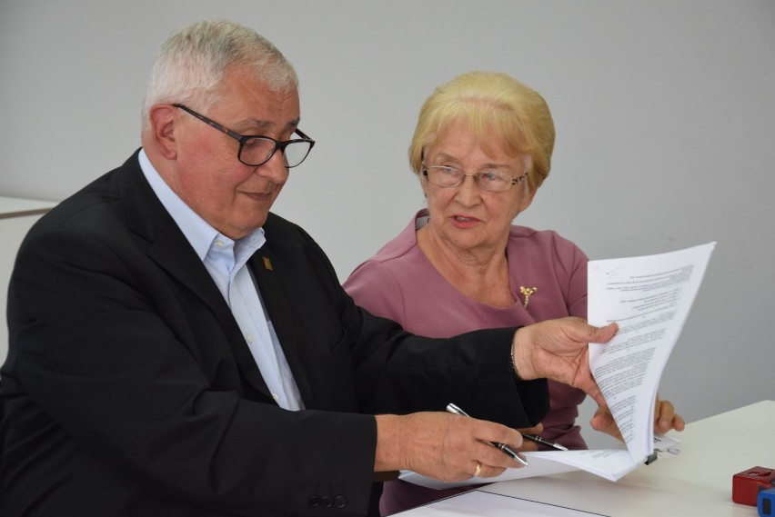Umowę podpisali Kazimierz Nowicki i Wiesława Drużyńska z...