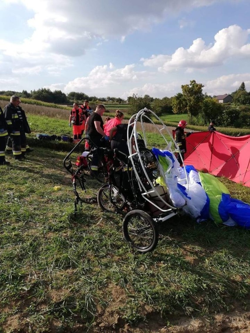 Tragedia w Owczarach. Nie żyje paralotniarz                           