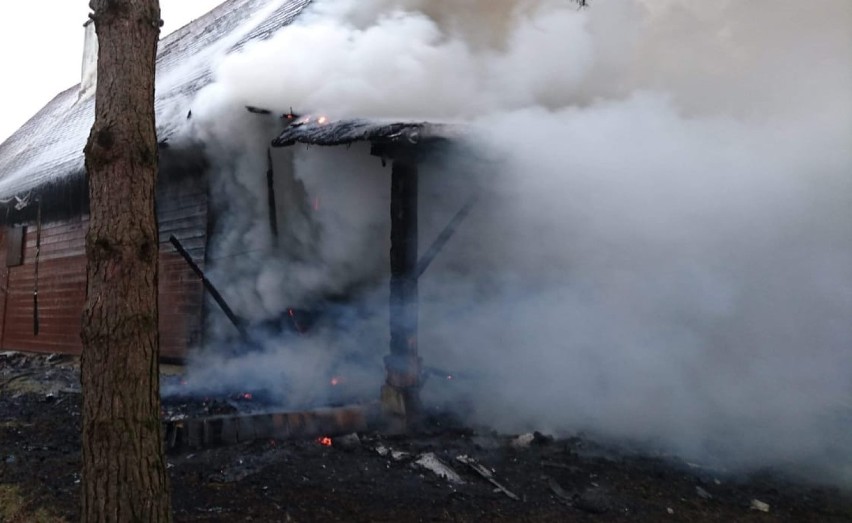 W Leszczawie Górnej w powiecie przemyskim spalił się drewniany dom [ZDJĘCIA]