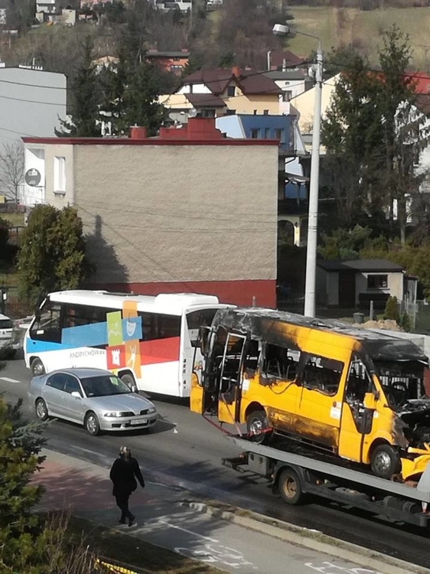 Transportowy bus zapalił się w dzielnicy Grodziec