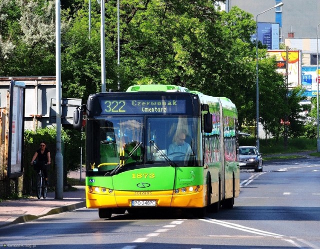 Autobus nr 322 jechał właśnie z Czerwonaka w stronę ulicy Piątkowskiej.