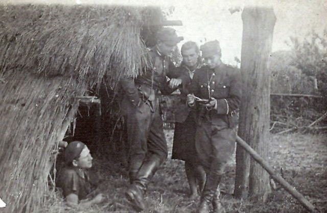 Lato 1944 r. Żołnierze 25 pp AK. Stoją od lewej: podporucznik Tadeusz Bartosiak ps. „Tadeusz” (od 1945 r. „Wilk”), Stefania Firkowska ps. „Felek”/„Feluś” i osoba nieznana.