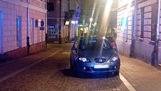 Straż Miejska w Kielcach zatrzymała kierowcę, który jechał pod prąd ulicą Świętego Leonarda, był pijany i nie miał uprawień do prowadzenia pojazdów.