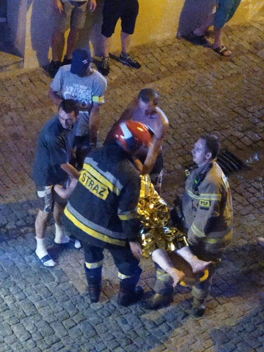 Pożar kamienicy przy ul. Olejnej w Lublinie. Sąsiedzi wynieśli kobietę z płonącego budynku. Mamy zdjęcia!