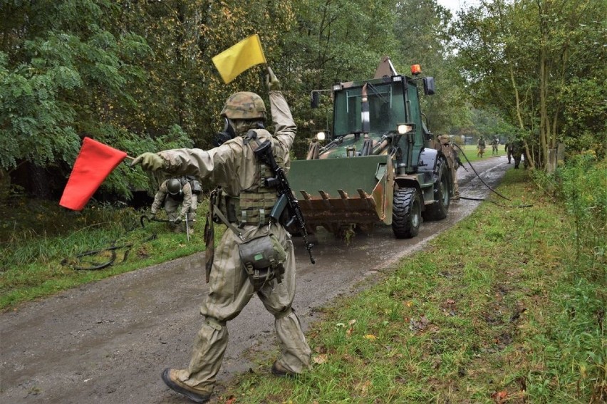 Zgodnie ze scenariuszem manewrów przeciwnik użył broni...