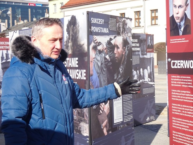 Wojewoda Zbigniew Koniusz na otwarciu wystawy na kieleckim Rynku.