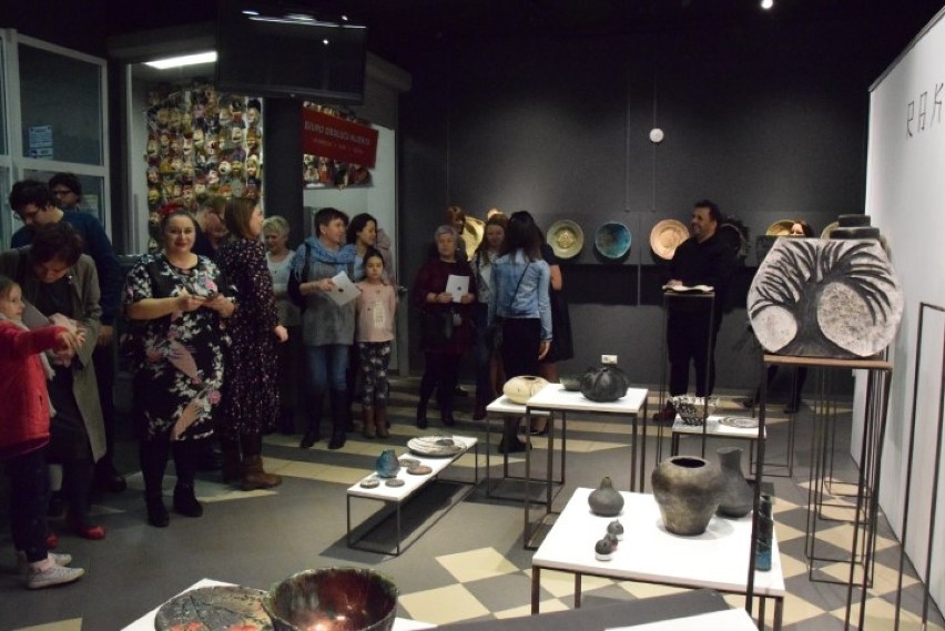 Wernisaż wystawy ceramiki w galerii Kaloryfer w Cieplewie. Realizują swoje pasje i tworzą ciekawe prace [ZDJĘCIA, WIDEO]