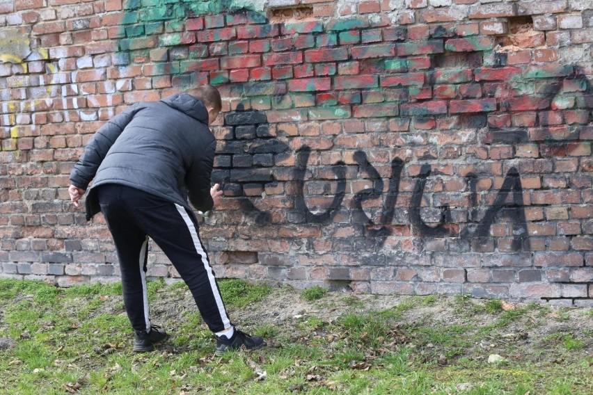 12.03.2020. Kibice GKS Katowice naprawiają szkody w parku w...