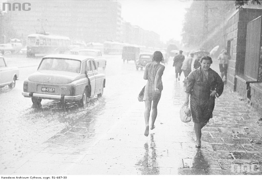 Deszczowa pogoda na archiwalnych zdjęciach