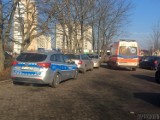 Wypadek na Zaodrzu w Opolu. Na parkingu przy pawilonie AS na Niemodlińskiej cofający bus najechał na pieszą 