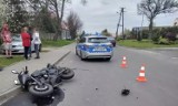 Wypadek w Woli Kiedrzyńskiej. 77-letni motorowerzysta po zderzeniu z samochodem trafił do szpitala