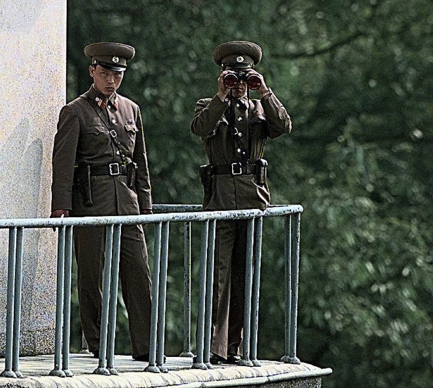 Północnokoreańscy żołnierze pełniący służbę na granicy z...
