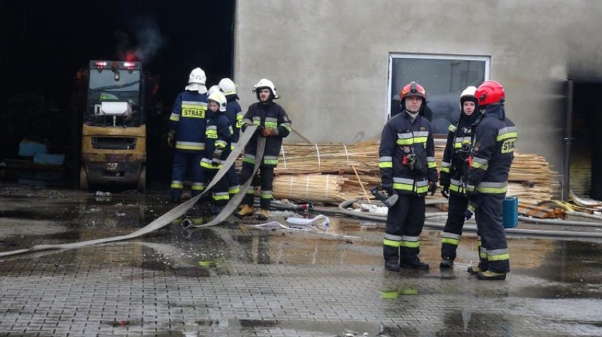 Straty spowodowane przez pożar hali magazynowej oszacowano na 300 tys. zł