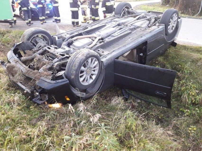 Cadillac dachował i wpadł do rowu, kierowca ranny