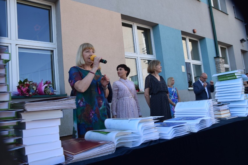 Żegnaj szkoło! Uczniowie Szkoły Podstawowej nr. 2 z oddziałami integracyjnymi w Sokółce zakończyli rok szkolny