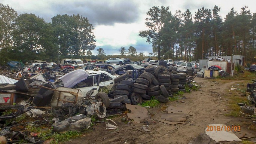 Nielegalne składowisko samochodów w gminie Sadlinki. Kontrolerzy z dronem, ponad pół tysiąca pojazdów i skażona gleba