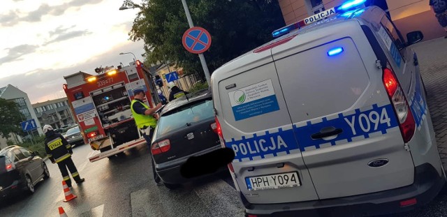 Samochód osobowy uderzył w latarnię na ul. Malczewskiego w Radomiu.