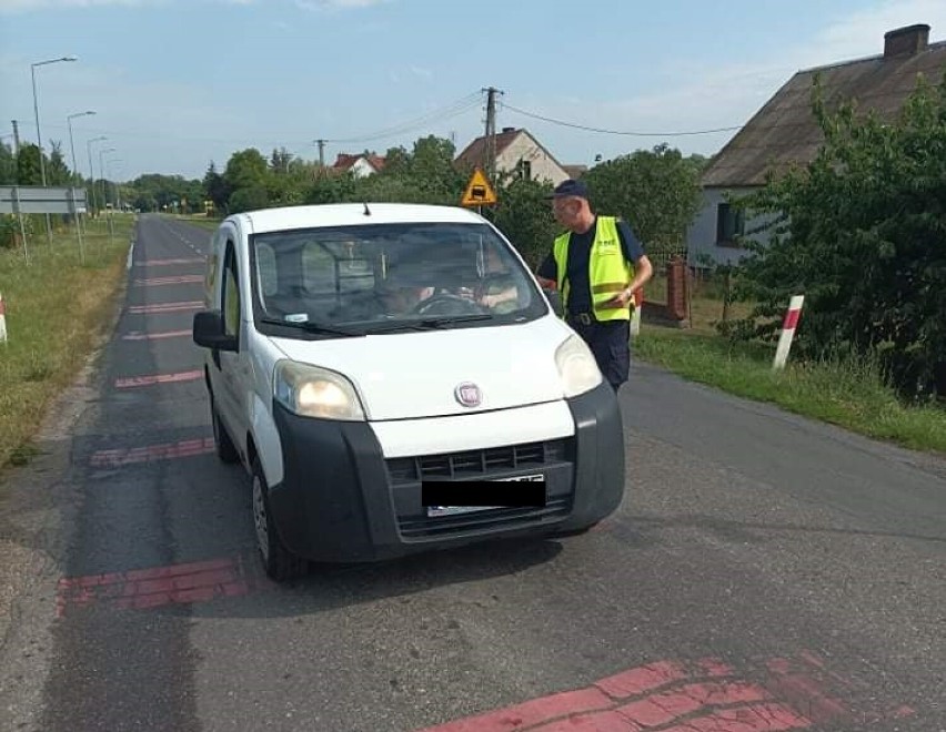 Kampania "Bezpieczny przejazd". By zapobiegać wypadkom na przejazdach kolejowych. Akcja policji i kolejarzy na przejeździe w Broniewicach. 