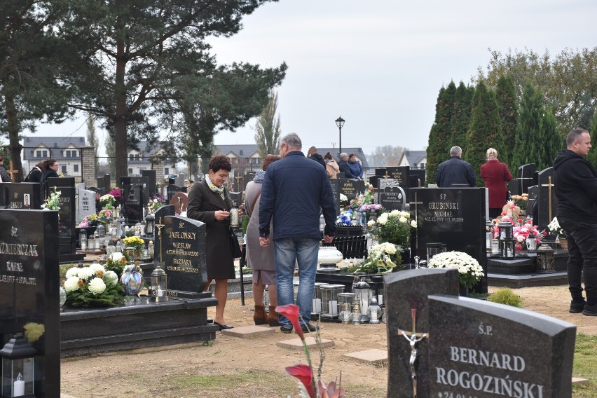 Wszystkich Świętych 2021. Mieszkańcy odwiedzają groby bliskich na cmentarzach w Wolsztynie i Komorowie