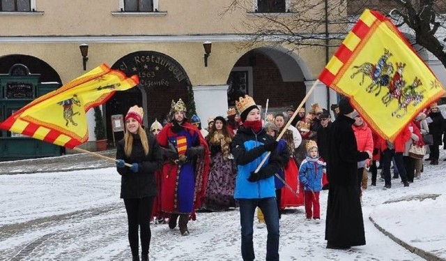 Wspólne spotkanie orszaków i pokłon Dzieciątku odbędą się na Rynku Starego Miasta o godzinie 12.45.