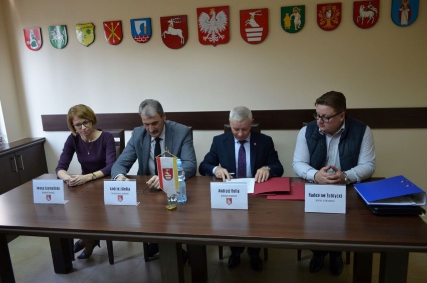 Coraz bliżej realizacja projektu Środowiskowego Centrum Wsparcia w Kraśniku. Starosta podpisał umowę
