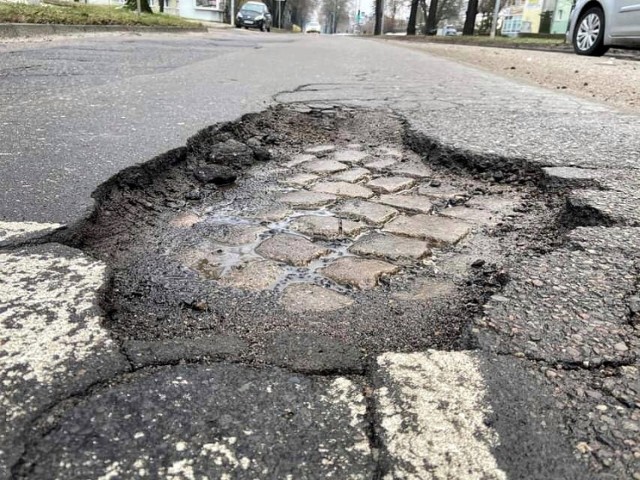 Nawierzchnia wielu ulic w Gorzowie wygląda jak szwajcarski ser.