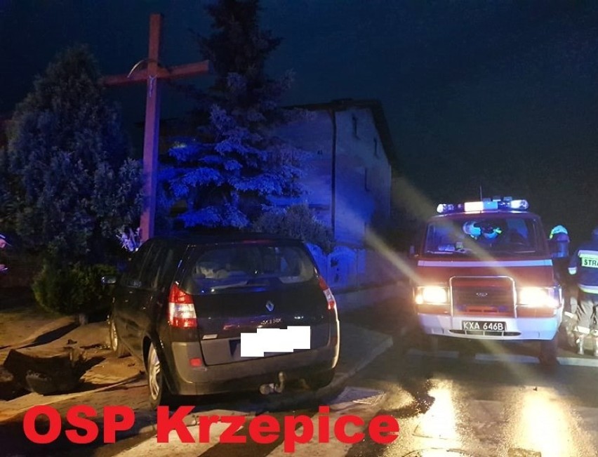 Zderzenie w Krzepicach. Samochód wylądował pod krzyżem FOTO