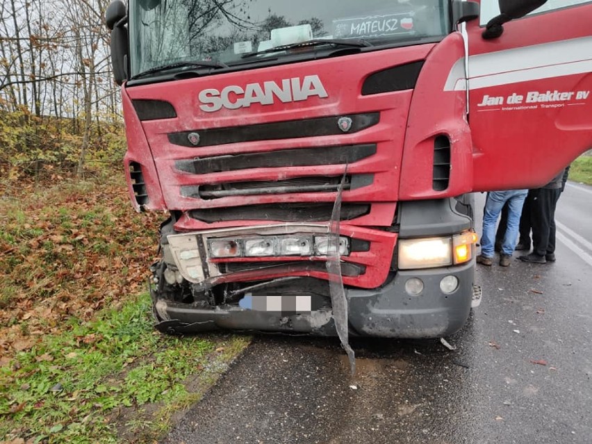 Groźni wypadek w Działyniu. Samochód osobowy zderzył się z ciężarówką 