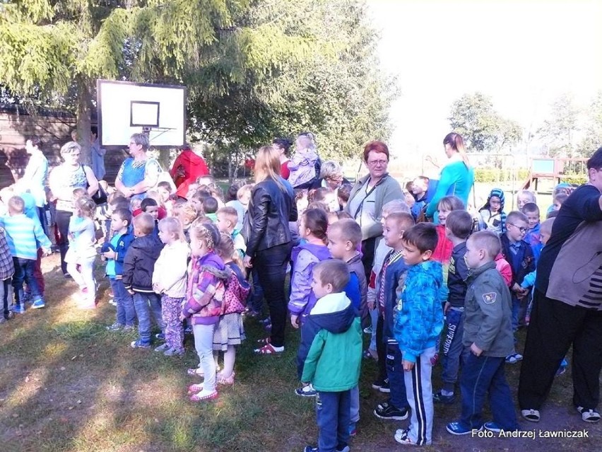 Ewakuacja dzieci z przedszkola w Zakrzewie